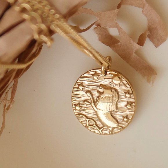 NEW 18K Gold Plated Vintage Embossed Lion Coin Necklace - Picture 1 of 9